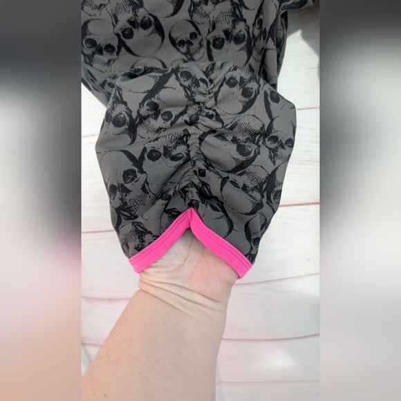 Euc Torrid Black Skull Pattern Leggings Size 1X (14/16) - Picture 7 of 9